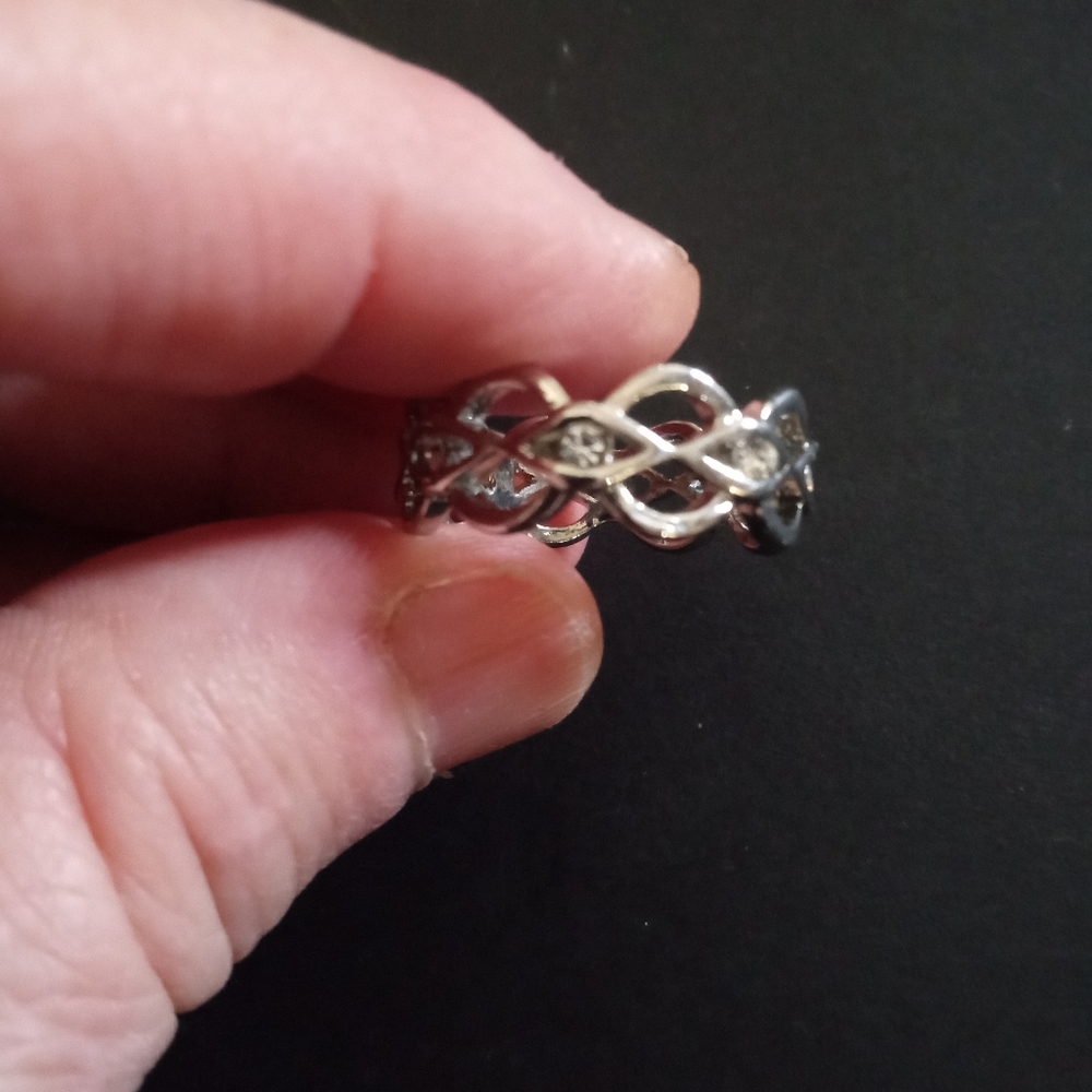 Sz 9 XOXO Fashion Ring With Crystals